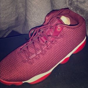Jordan Horizon Low’s Night Maroon/White-Gym Red